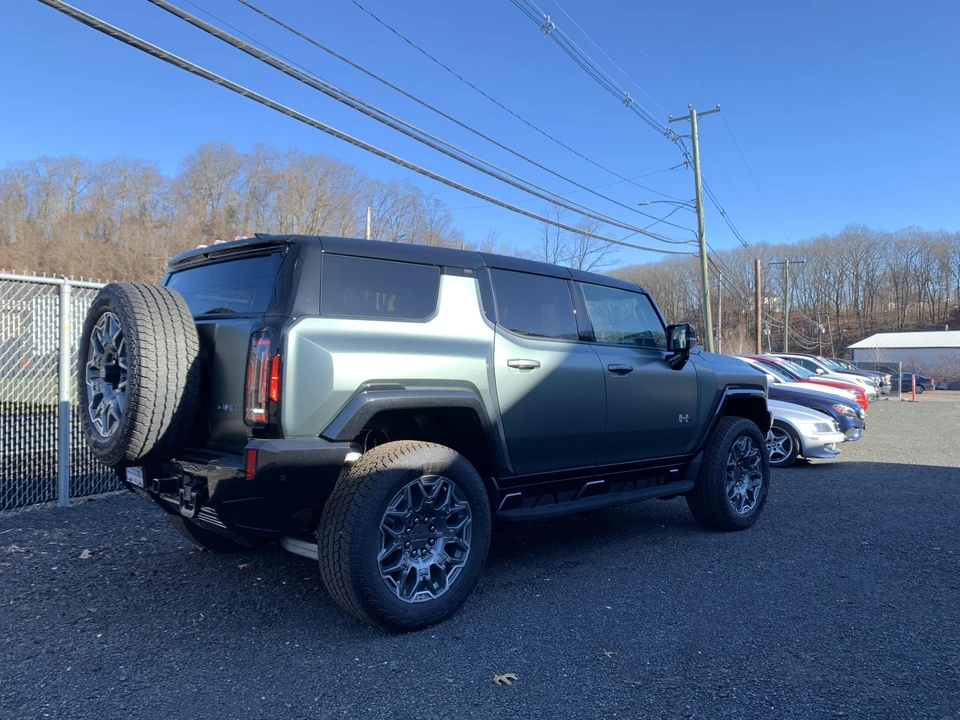 2024 GMC Hummer EV - Image 7 of 31