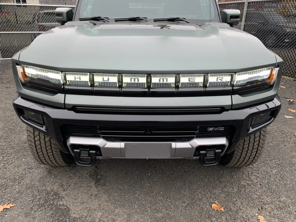2024 GMC Hummer EV - Image 10 of 31