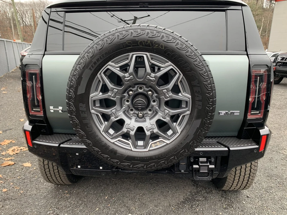 2024 GMC Hummer EV - Image 6 of 31