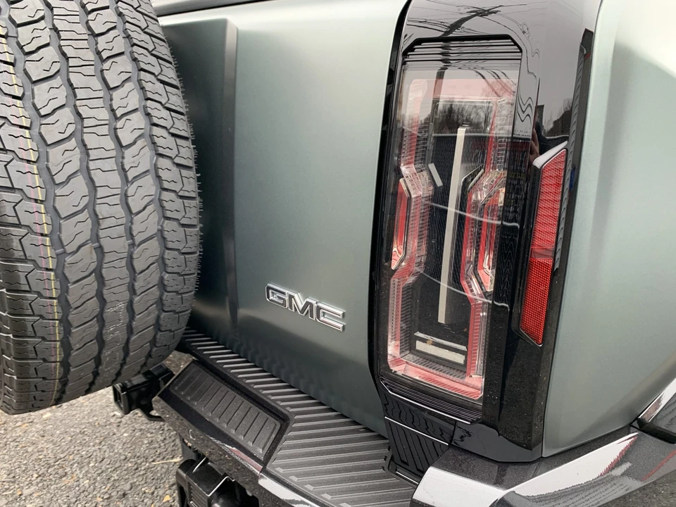 2024 GMC Hummer EV - Image 16 of 31