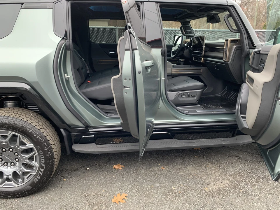 2024 GMC Hummer EV - Image 23 of 31