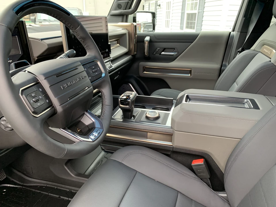 2024 GMC Hummer EV - Image 25 of 31