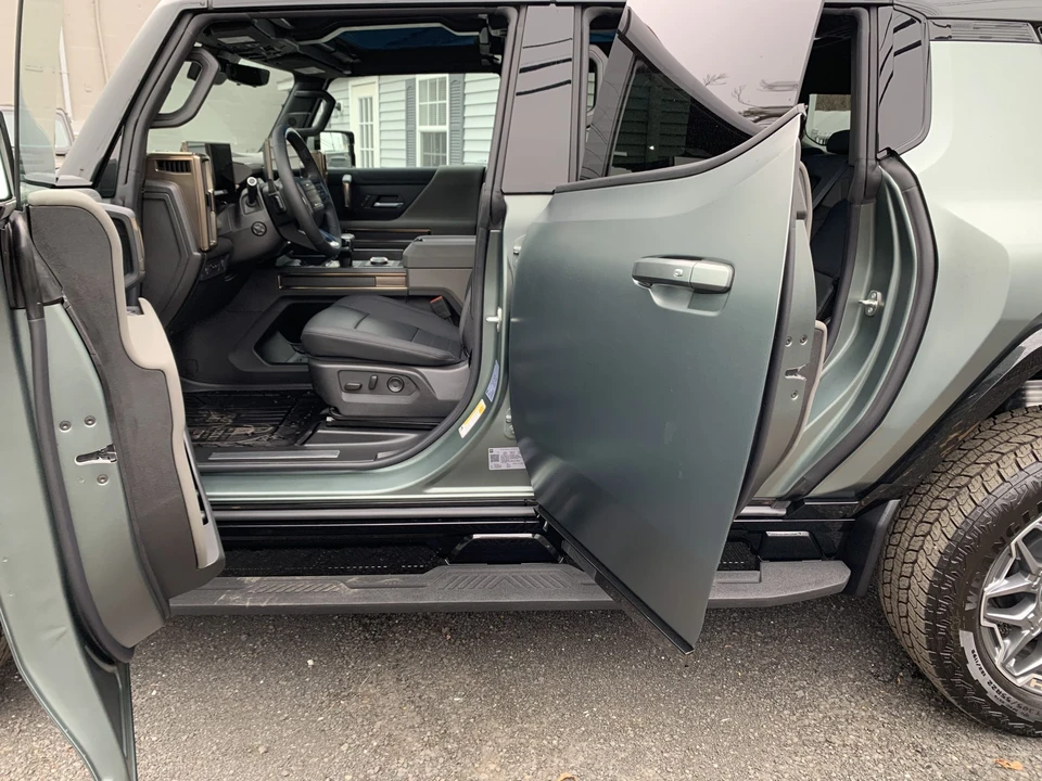 2024 GMC Hummer EV - Image 22 of 31
