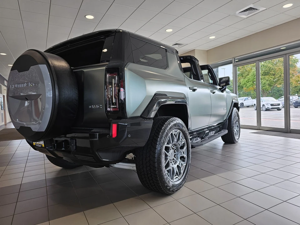 2024 GMC Hummer EV - Image 5 of 31