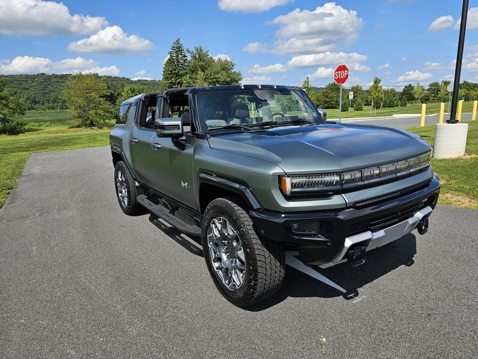 2024 GMC Hummer EV - Image 10 of 31