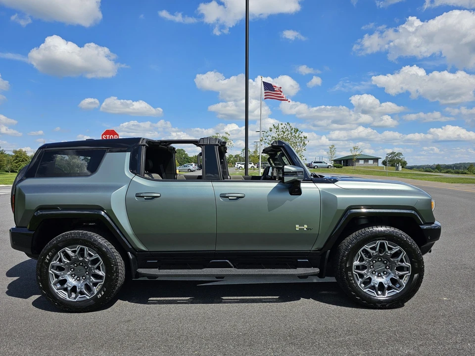 2024 GMC Hummer EV - Image 11 of 31