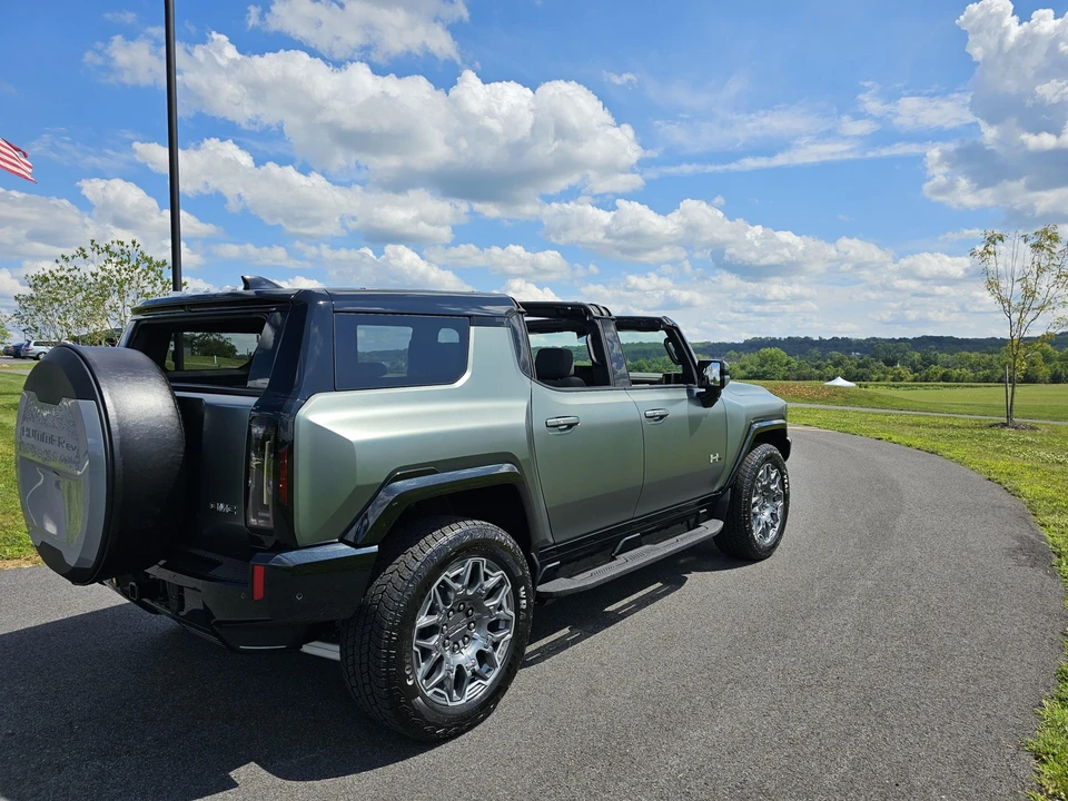 2024 GMC Hummer EV - Image 13 of 31