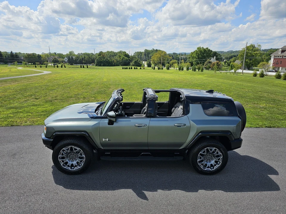 2024 GMC Hummer EV - Image 16 of 31