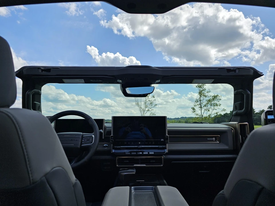 2024 GMC Hummer EV - Image 29 of 31