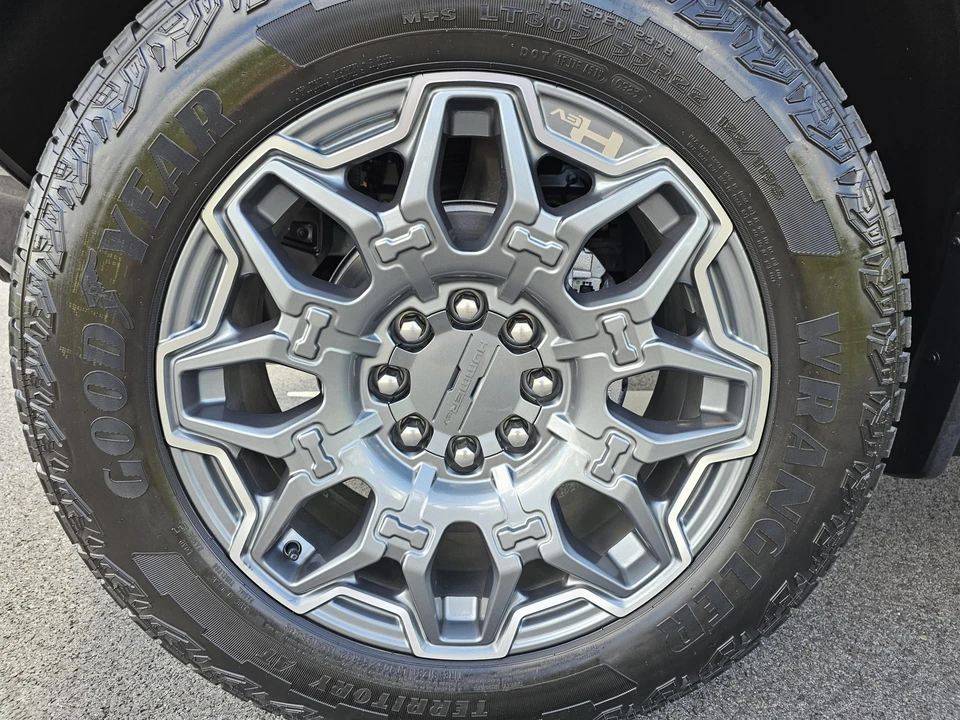 2024 GMC Hummer EV - Image 22 of 31