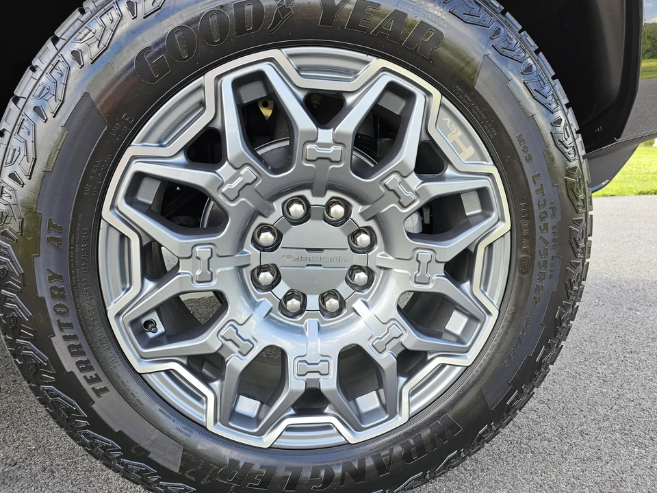 2024 GMC Hummer EV - Image 21 of 31