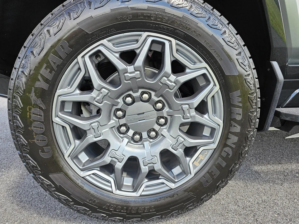 2024 GMC Hummer EV - Image 20 of 31