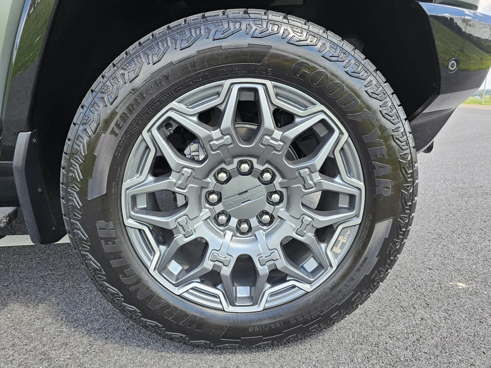2024 GMC Hummer EV - Image 19 of 31