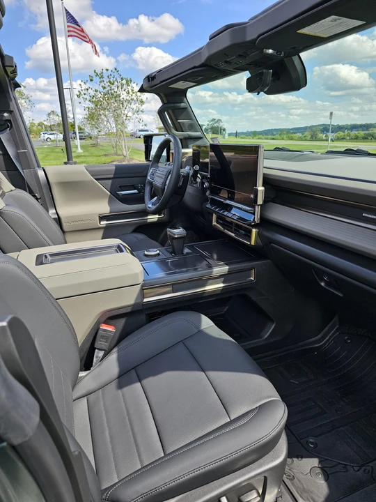 2024 GMC Hummer EV - Image 27 of 31