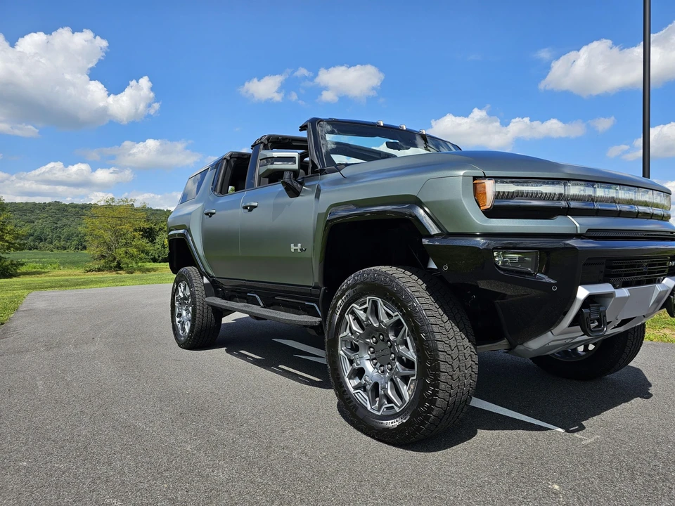 2024 GMC Hummer EV - Image 17 of 31