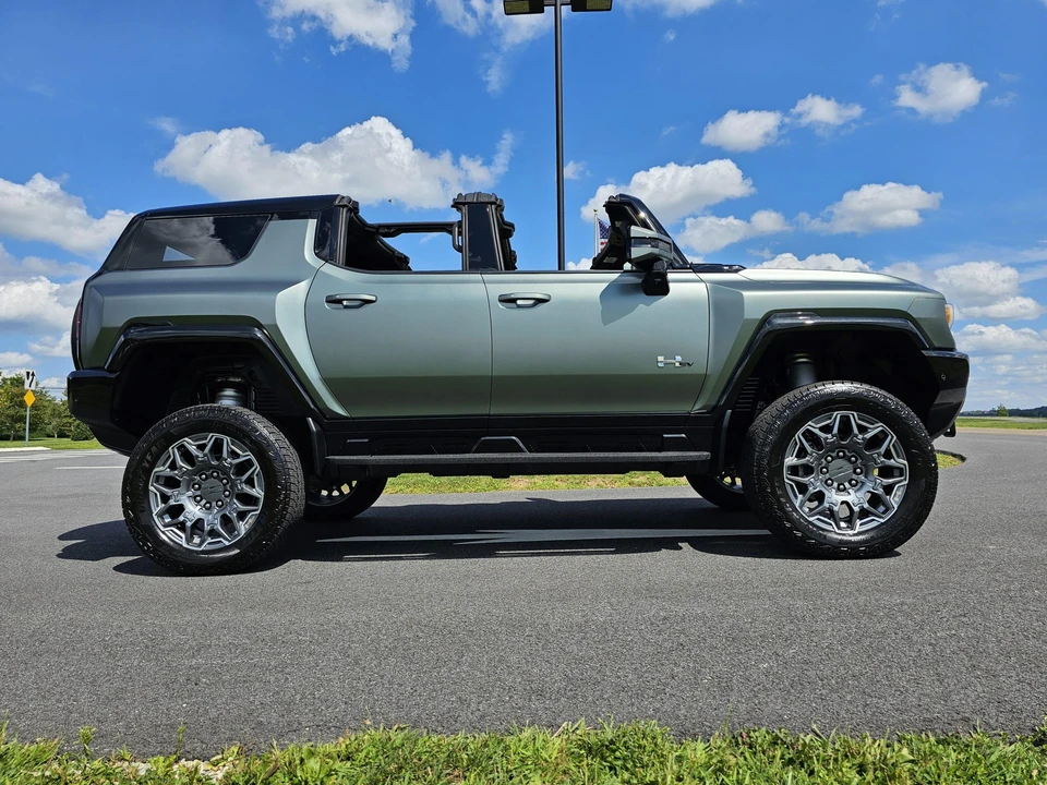 2024 GMC Hummer EV - Image 12 of 31