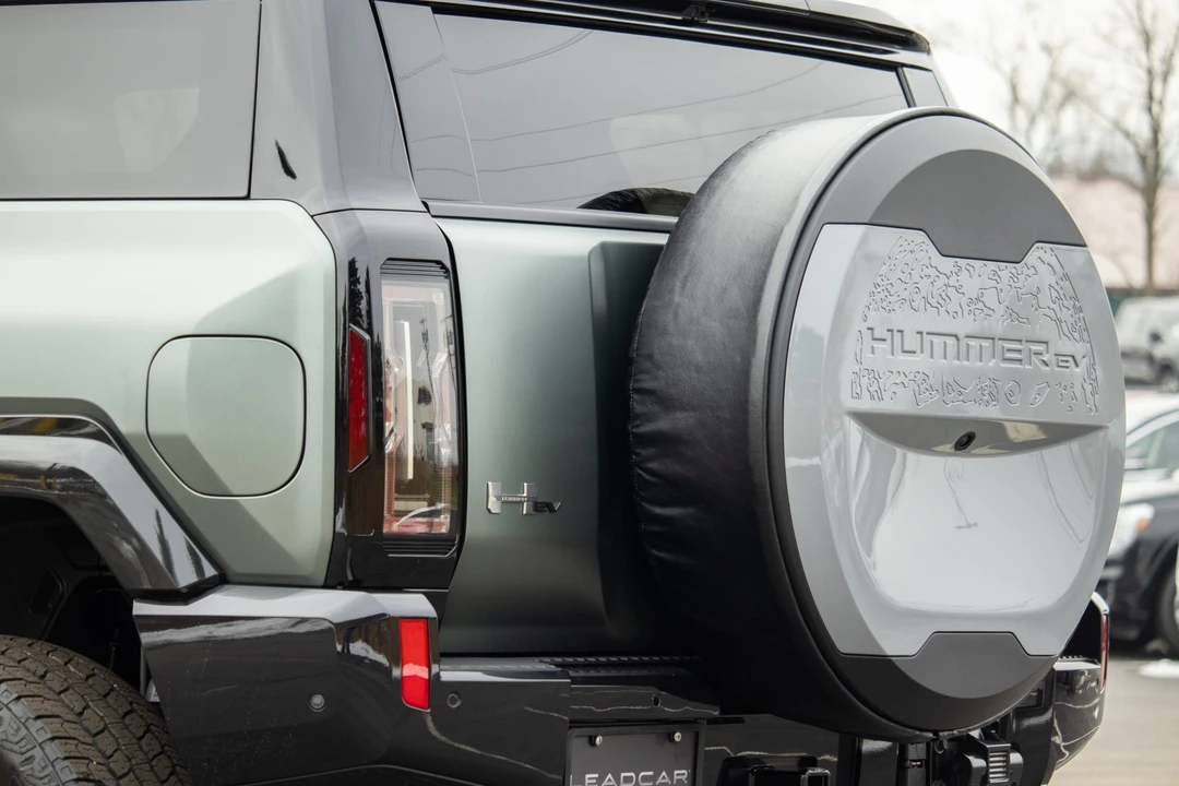 2024 GMC Hummer EV - Image 15 of 31