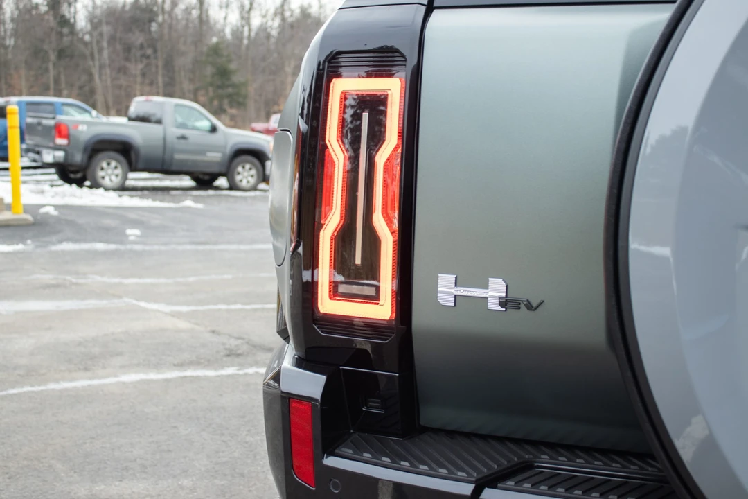 2024 GMC Hummer EV - Image 17 of 31