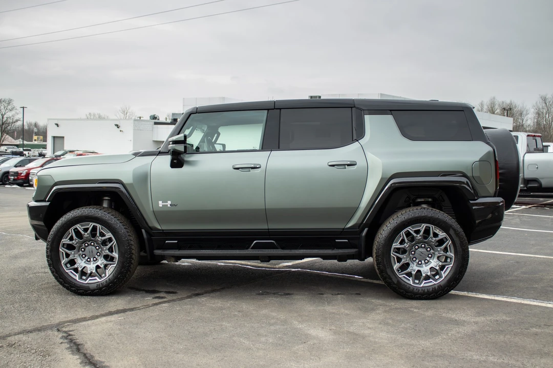 2024 GMC Hummer EV - Image 9 of 31
