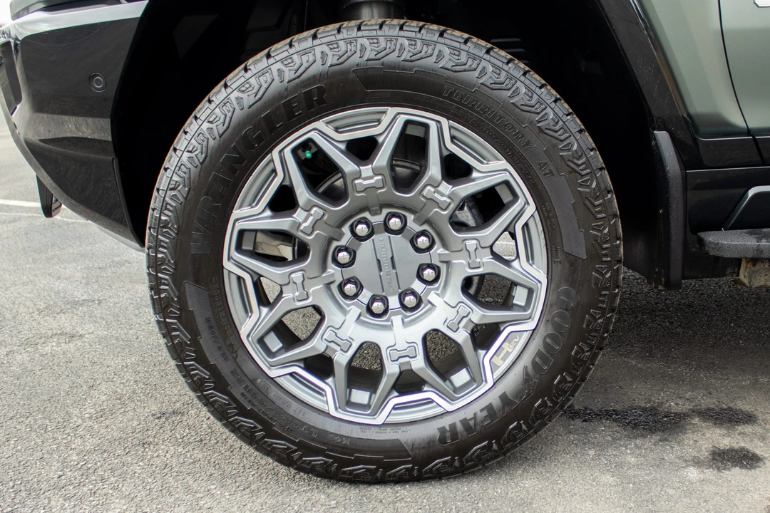 2024 GMC Hummer EV - Image 25 of 31