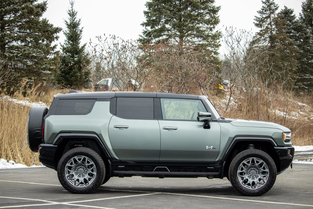 2024 GMC Hummer EV - Image 5 of 31
