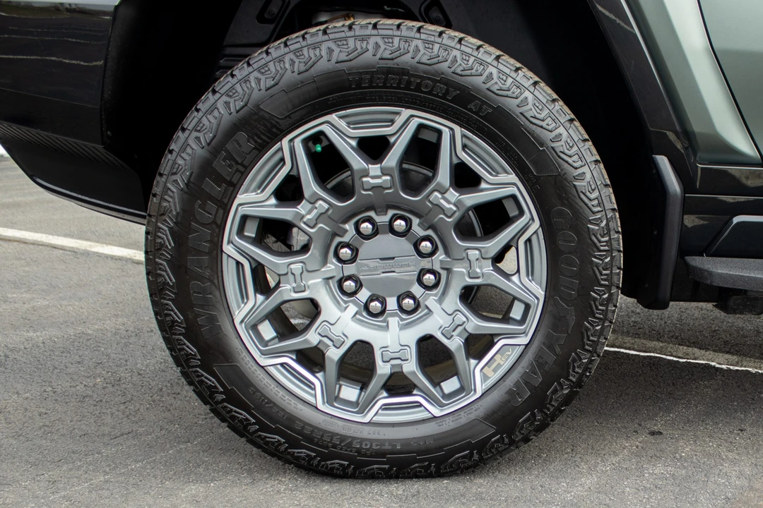 2024 GMC Hummer EV - Image 26 of 31
