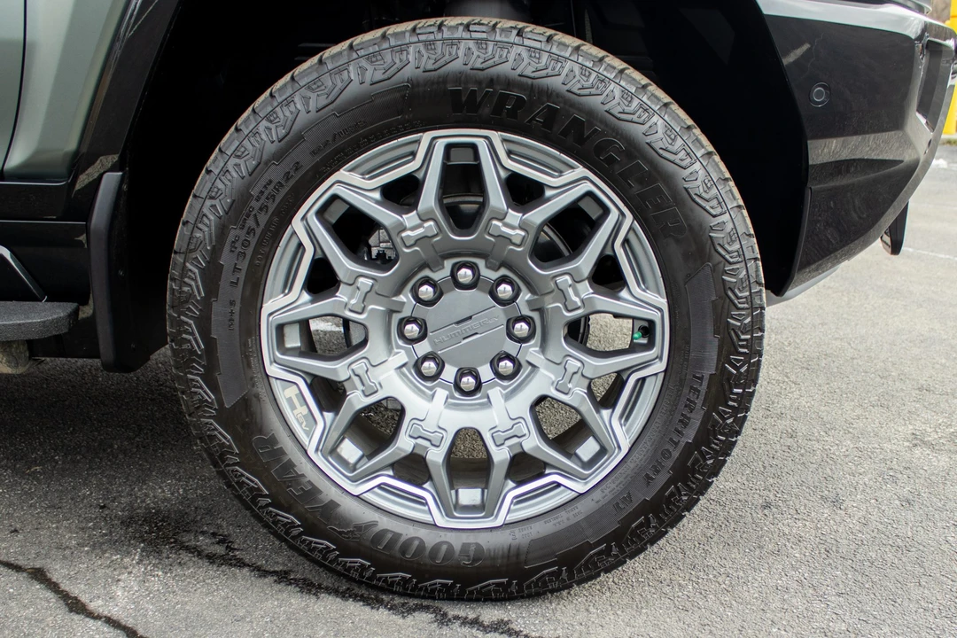 2024 GMC Hummer EV - Image 24 of 31