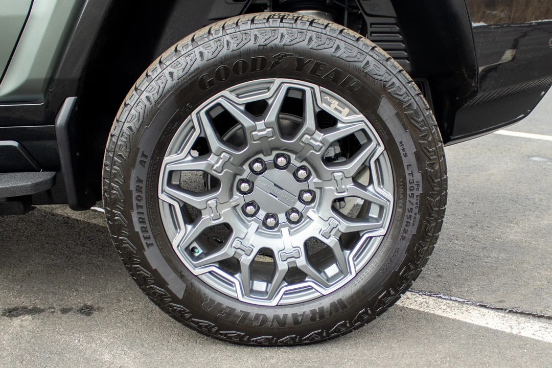 2024 GMC Hummer EV - Image 27 of 31