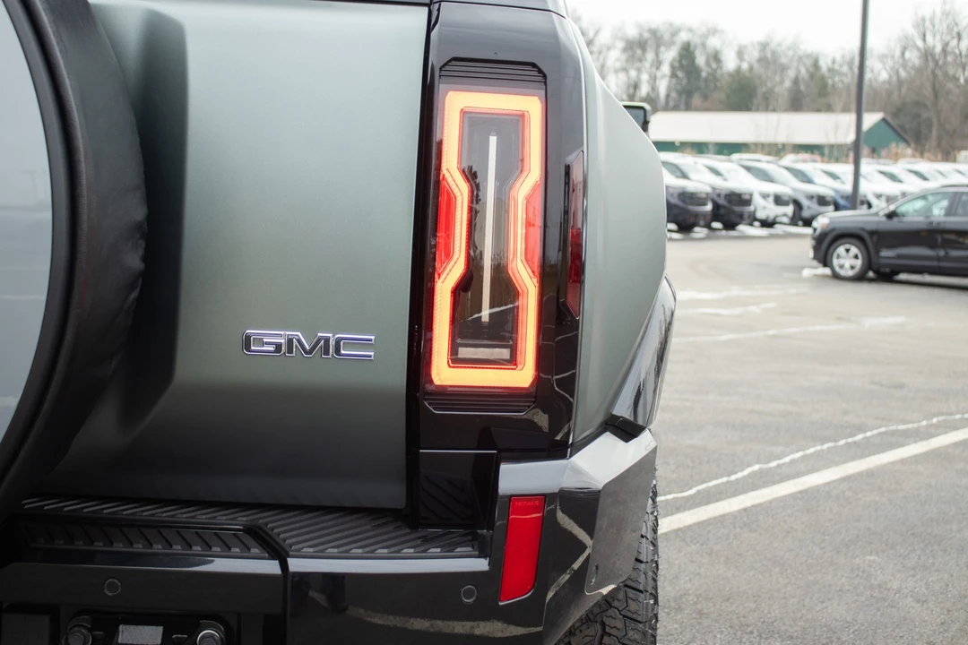 2024 GMC Hummer EV - Image 16 of 31