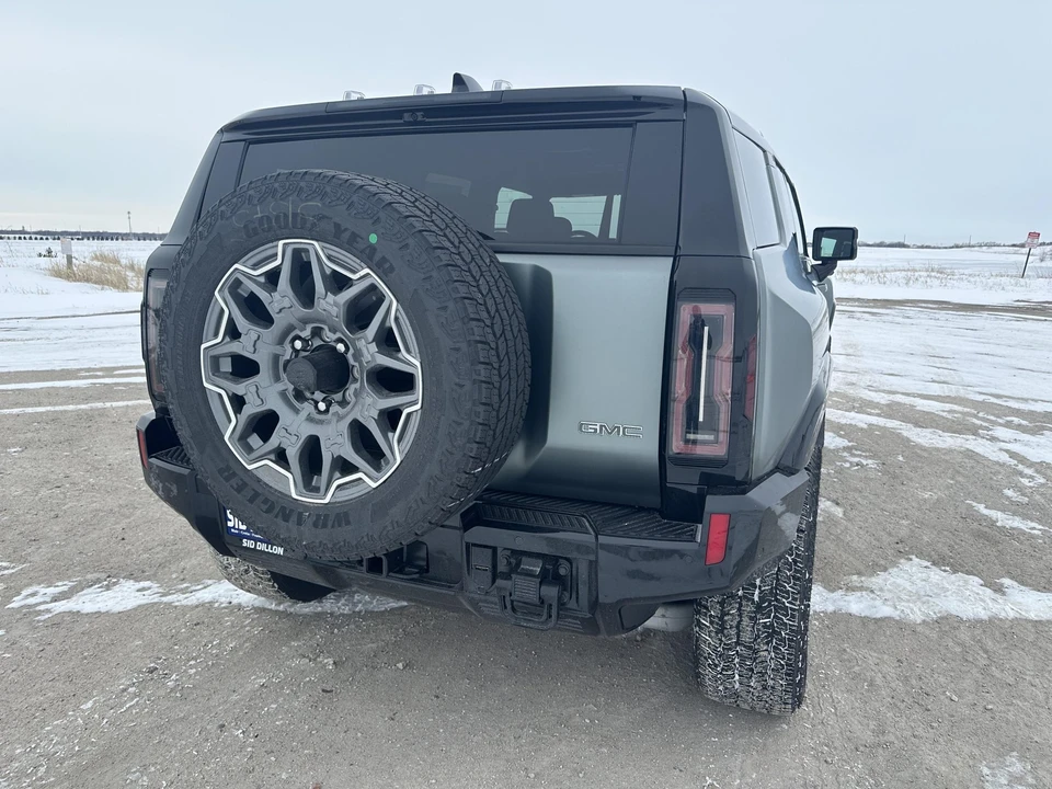 2024 GMC Hummer EV - Image 12 of 31