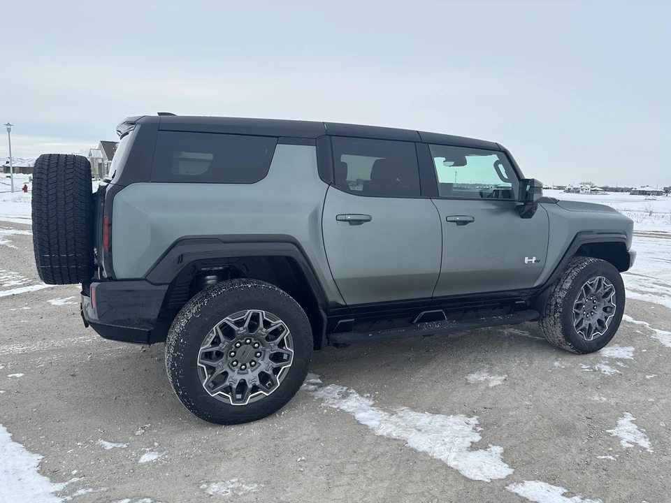2024 GMC Hummer EV - Image 15 of 31