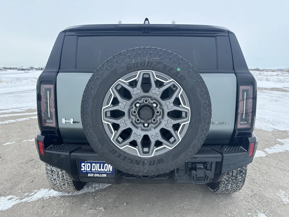 2024 GMC Hummer EV - Image 11 of 31