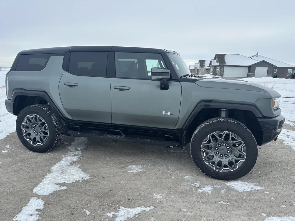2024 GMC Hummer EV - Image 17 of 31
