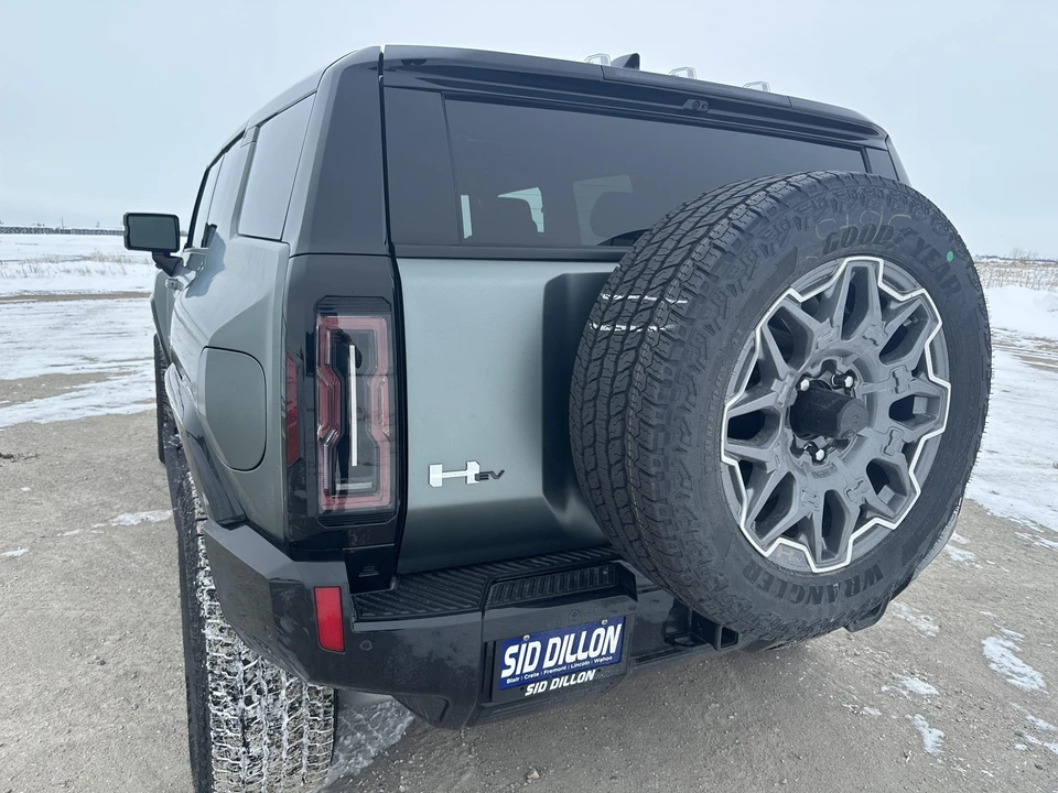 2024 GMC Hummer EV - Image 10 of 31