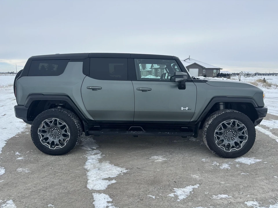 2024 GMC Hummer EV - Image 16 of 31