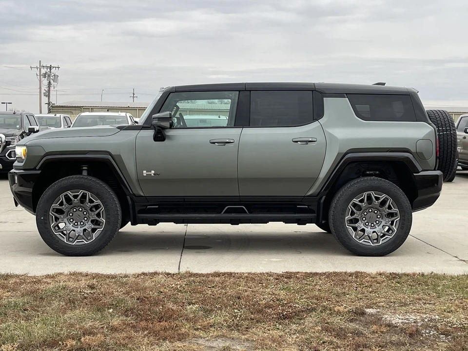 2024 GMC Hummer EV - Image 23 of 31