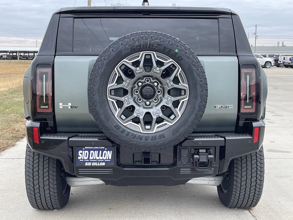 2024 GMC Hummer EV - Image 25 of 31