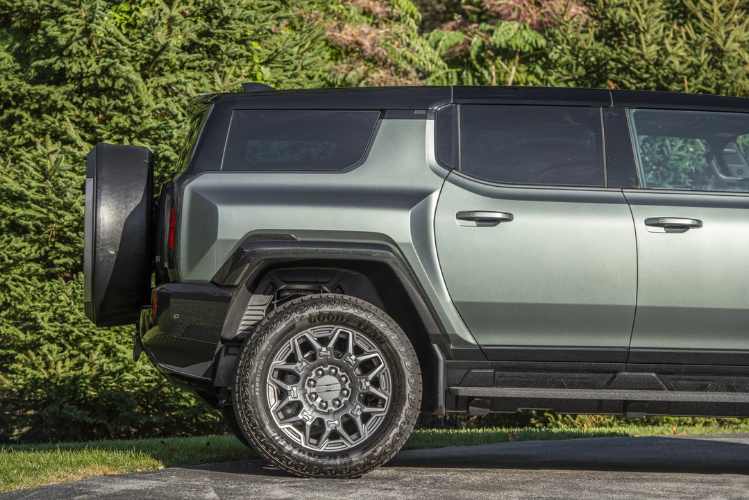 2024 GMC Hummer EV - Image 16 of 31
