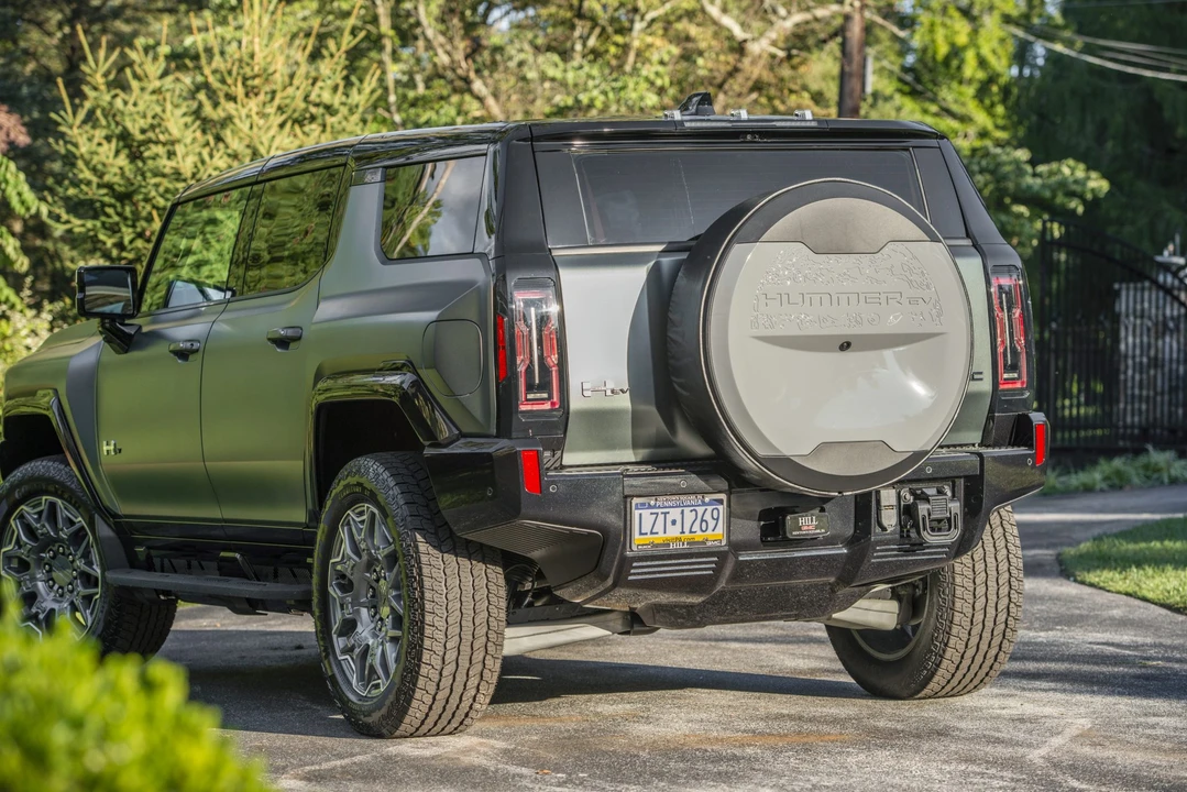 2024 GMC Hummer EV - Image 19 of 31