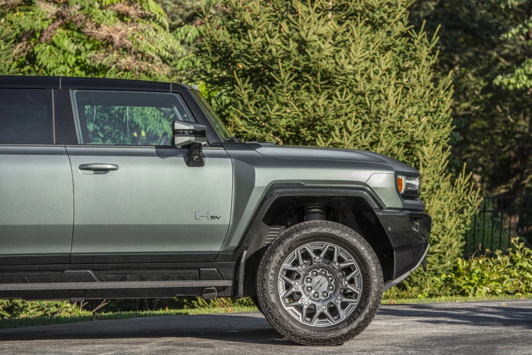 2024 GMC Hummer EV - Image 15 of 31
