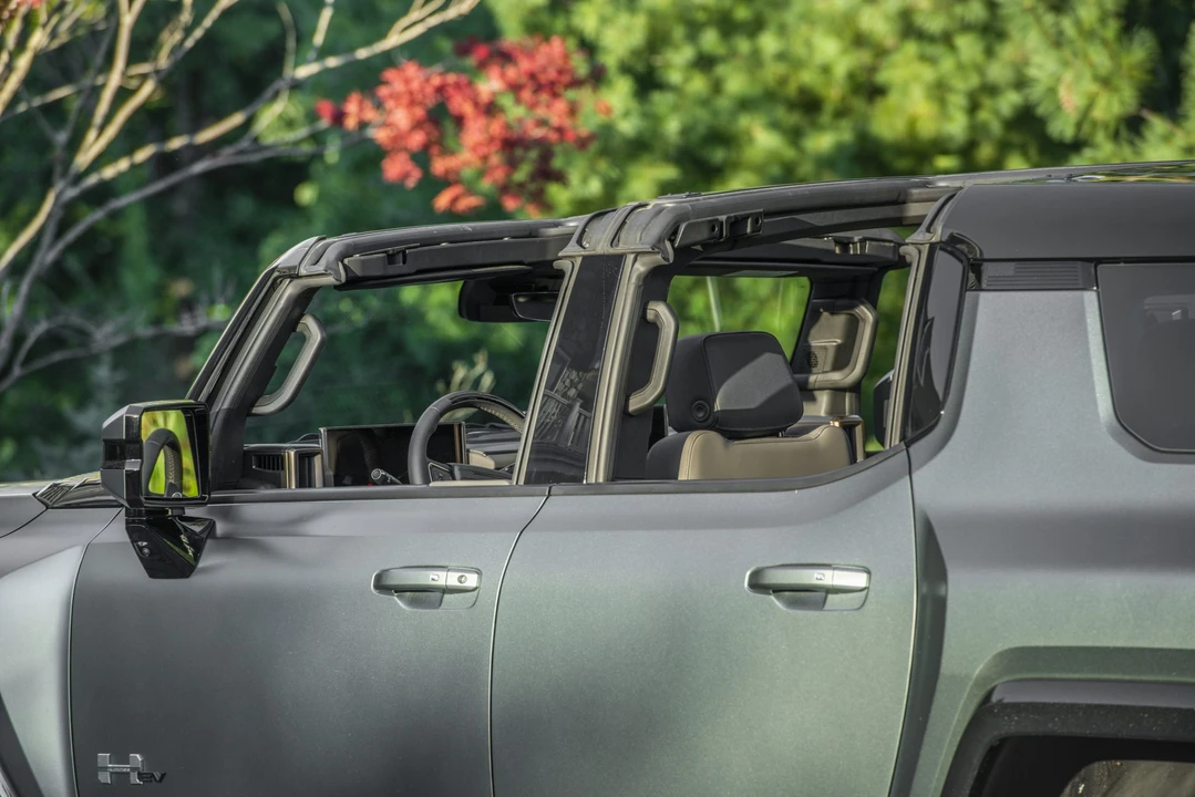 2024 GMC Hummer EV - Image 13 of 31