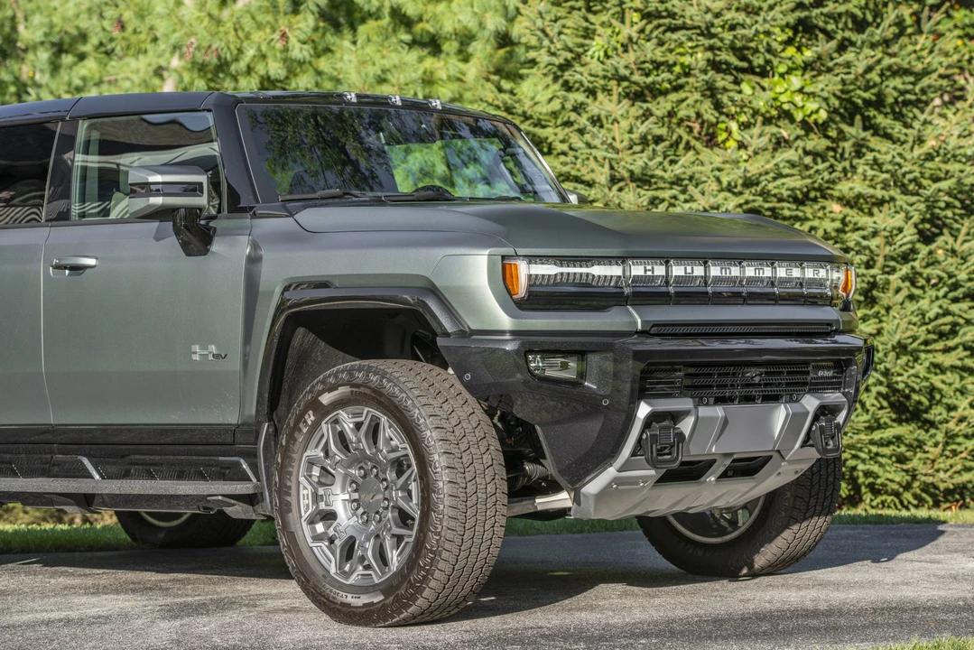 2024 GMC Hummer EV - Image 14 of 31