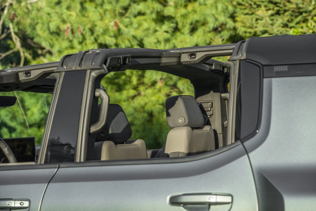 2024 GMC Hummer EV - Image 11 of 31