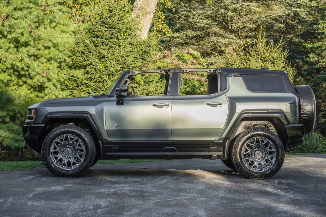 2024 GMC Hummer EV - Image 9 of 31