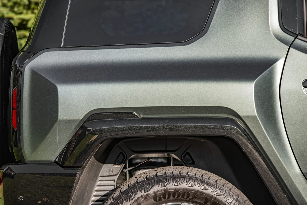 2024 GMC Hummer EV - Image 17 of 31