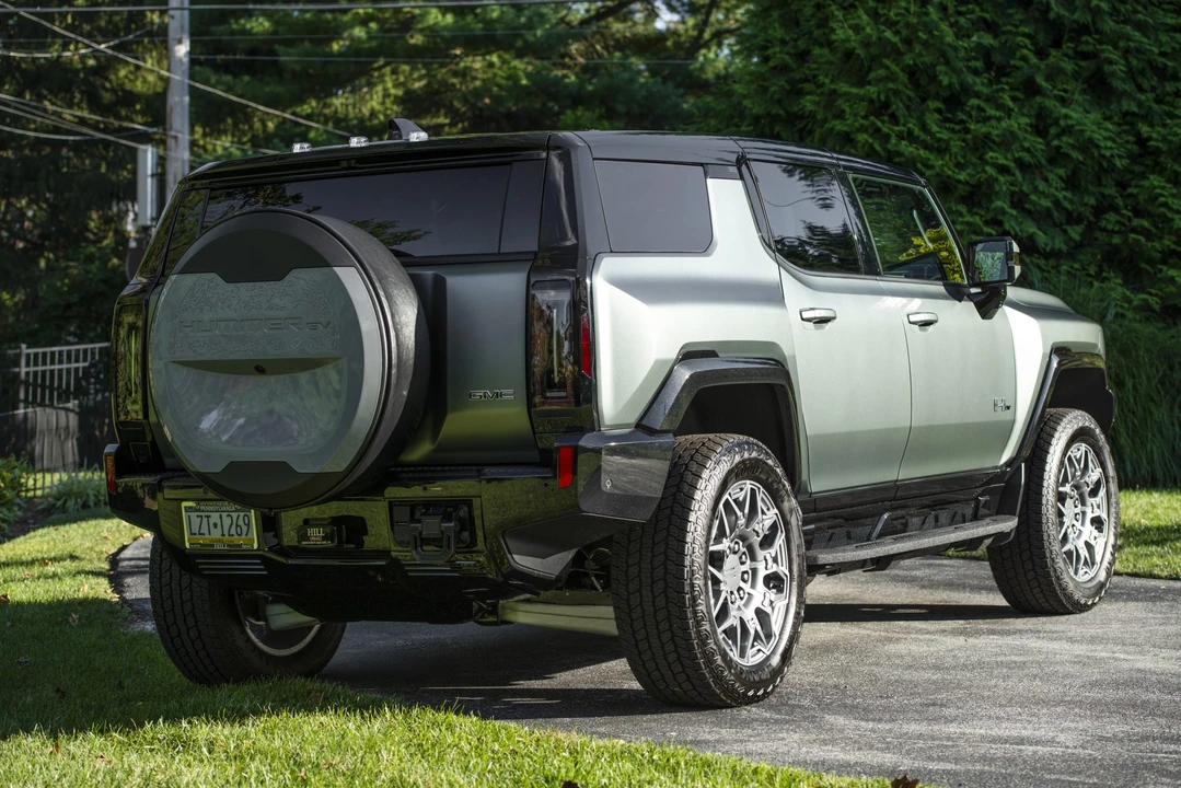 2024 GMC Hummer EV - Image 5 of 31