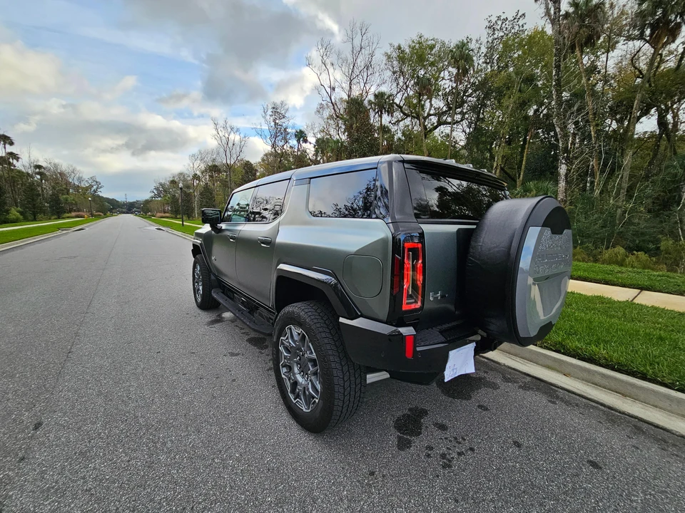 2024 GMC Hummer EV - Image 17 of 31