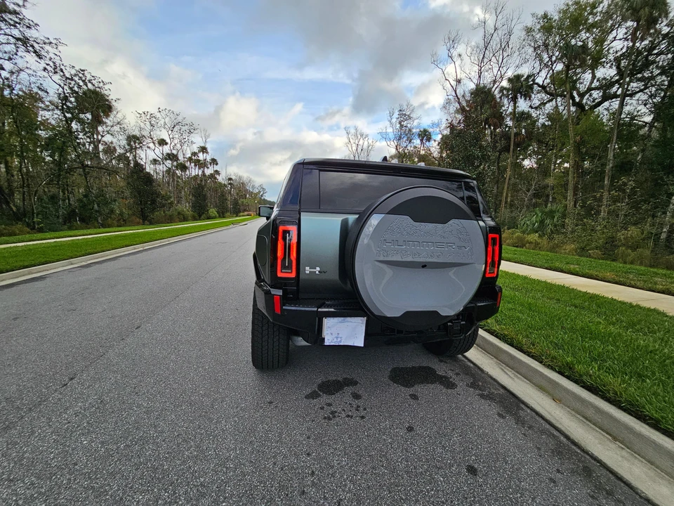 2024 GMC Hummer EV - Image 18 of 31
