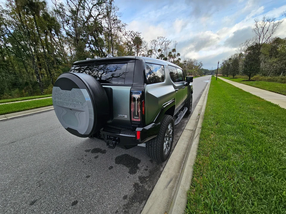 2024 GMC Hummer EV - Image 19 of 31