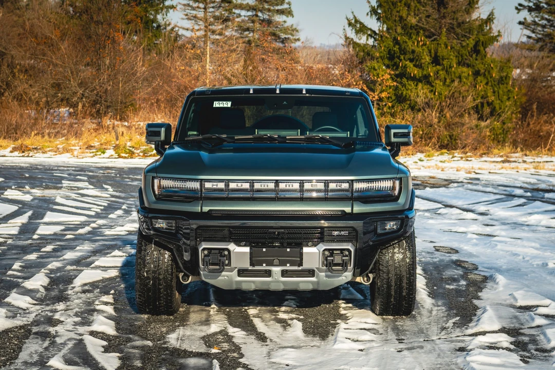 2024 GMC Hummer EV - Image 19 of 31